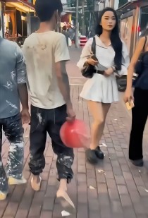 你嫌我衣衫脏，我笑你不懂时光